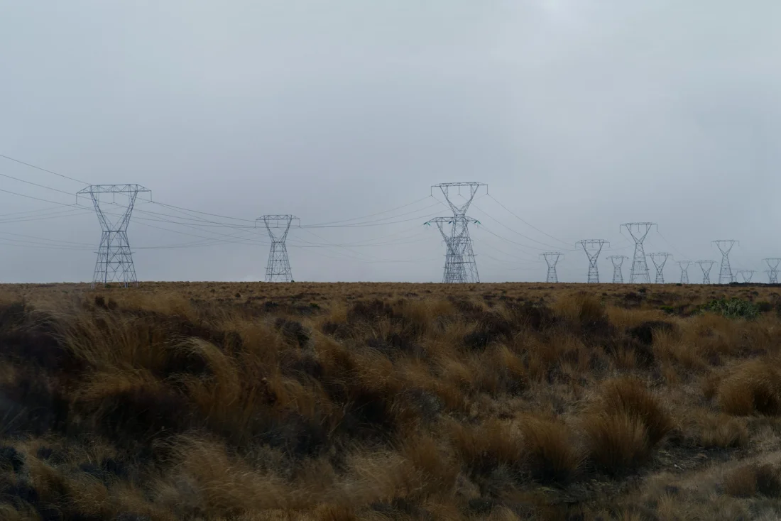 Strommasten in einer offenen Landschaft, Symbolbild für Energieinfrastruktur